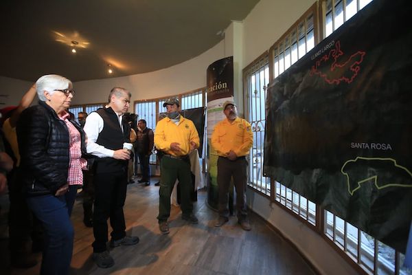 En el inicio de la jornada de este lunes los responsables del combate a incendios forestales presentaron la estrategia al gobernador Miguel Riquelme.