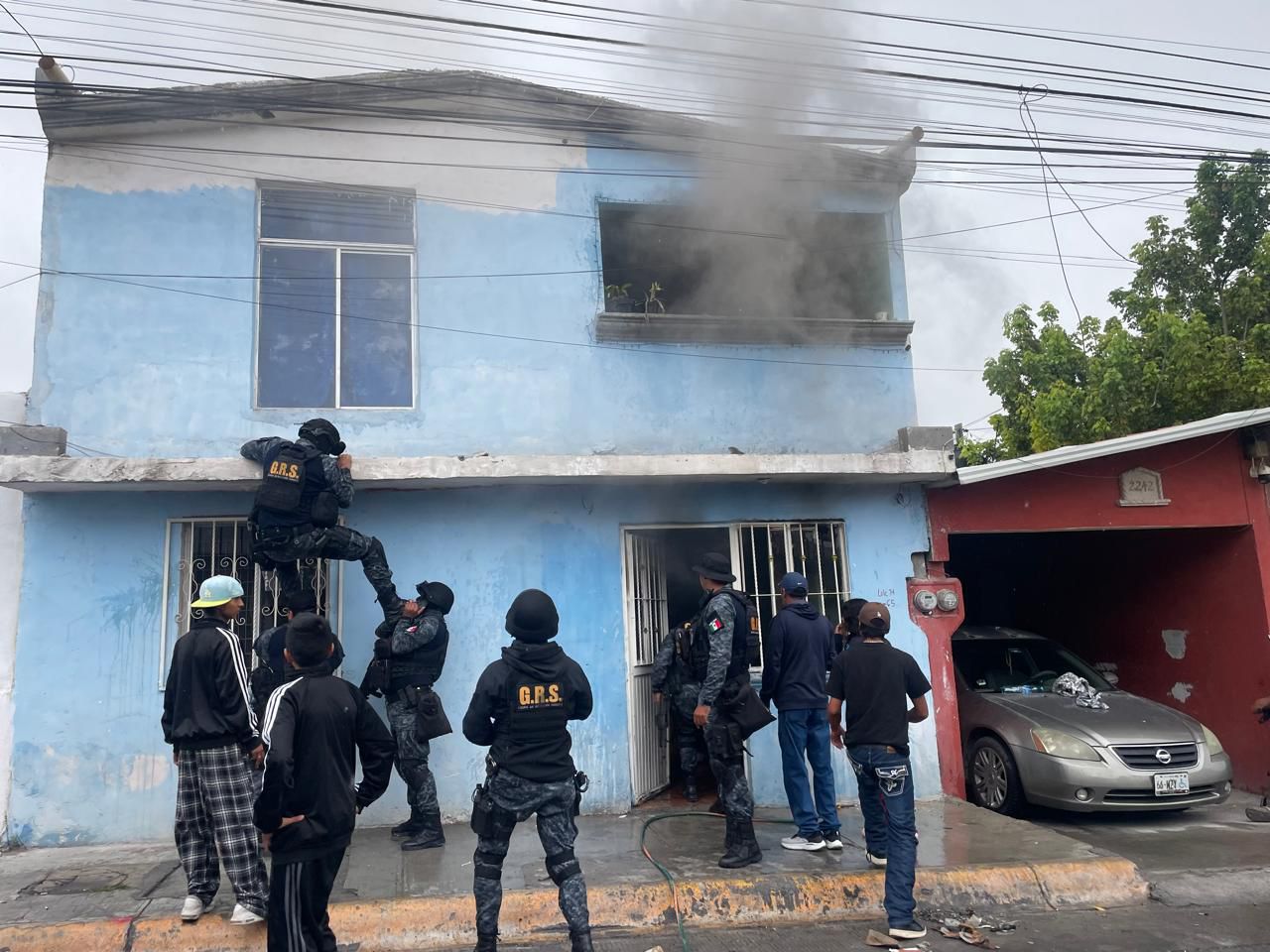 Elementos del GRS salvan a niños de incendio en Saltillo