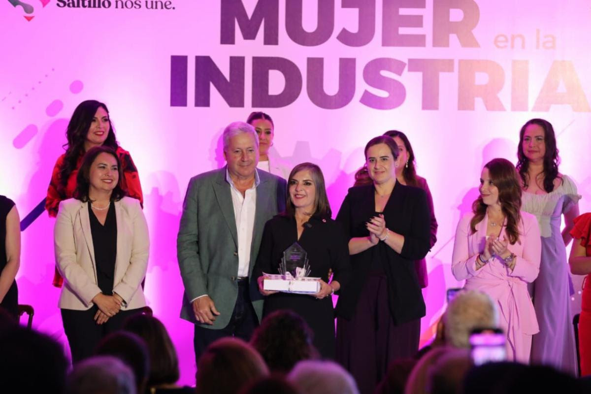 Entrega alcalde Premio de la Mujer en la Industria