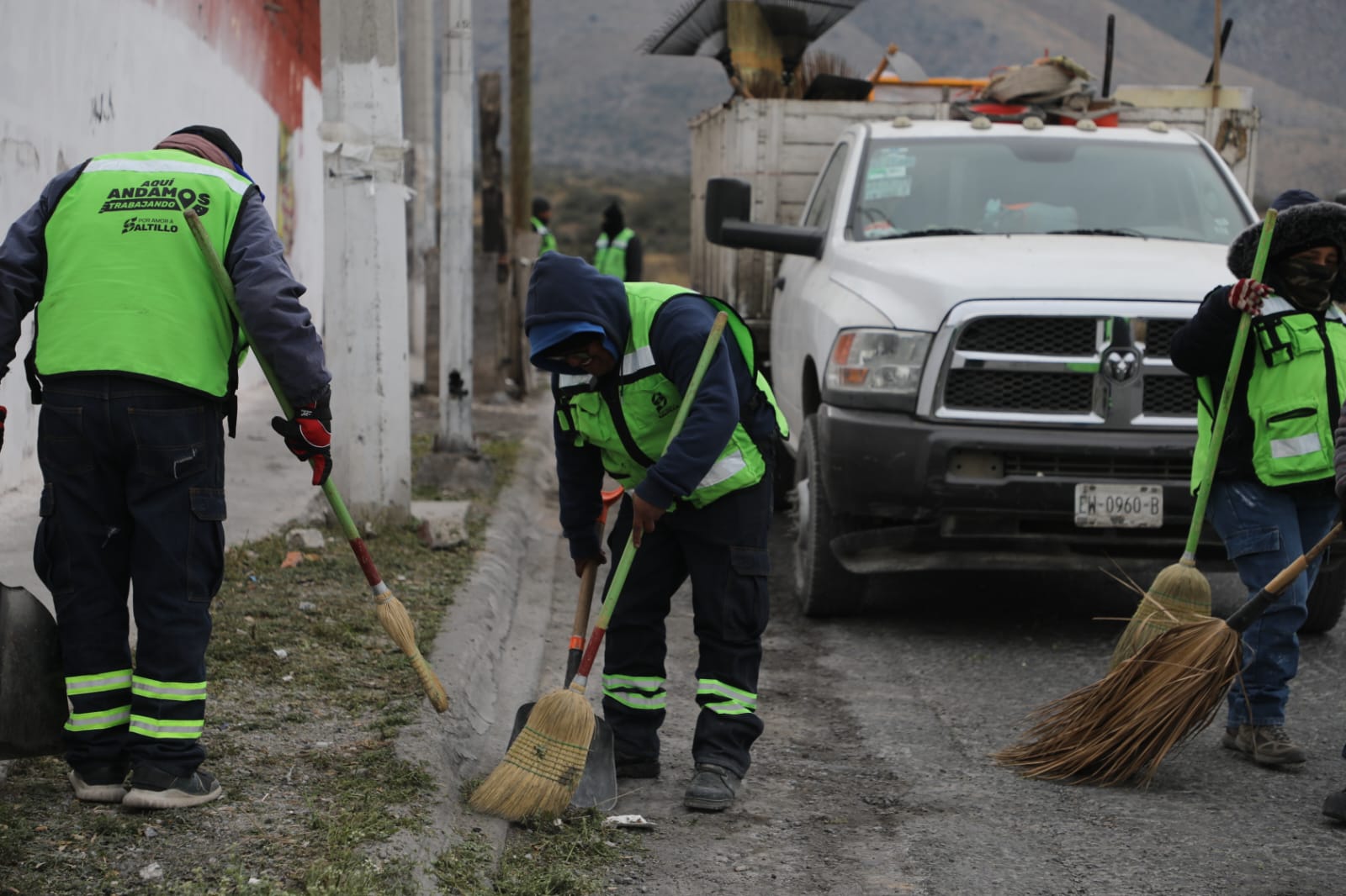 Aún con frío, trabajan brigadas municipales en Loma Linda