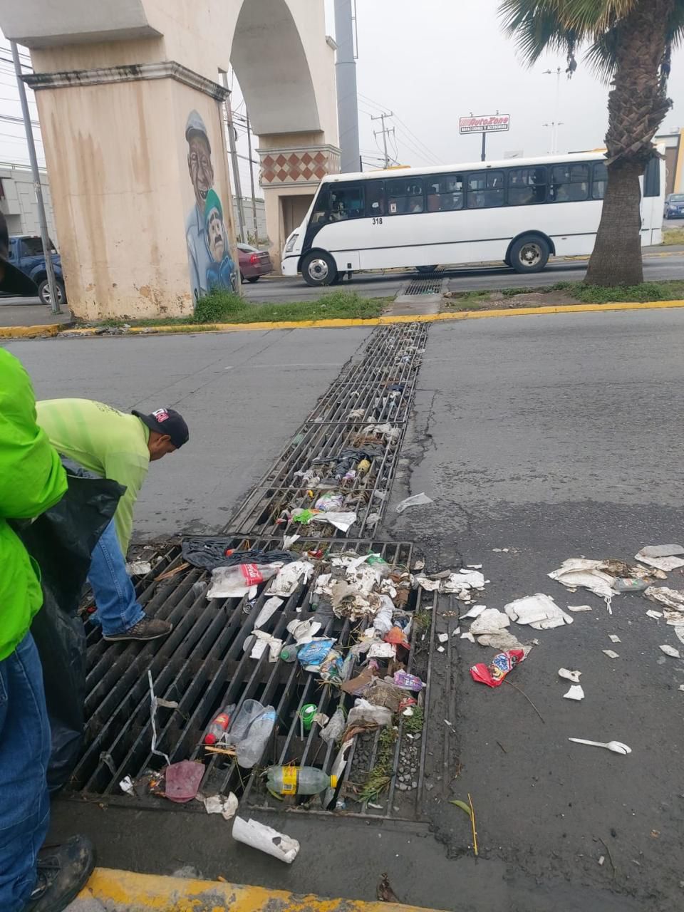 Retira Municipio escombro y basura de vialidades y rejillas 