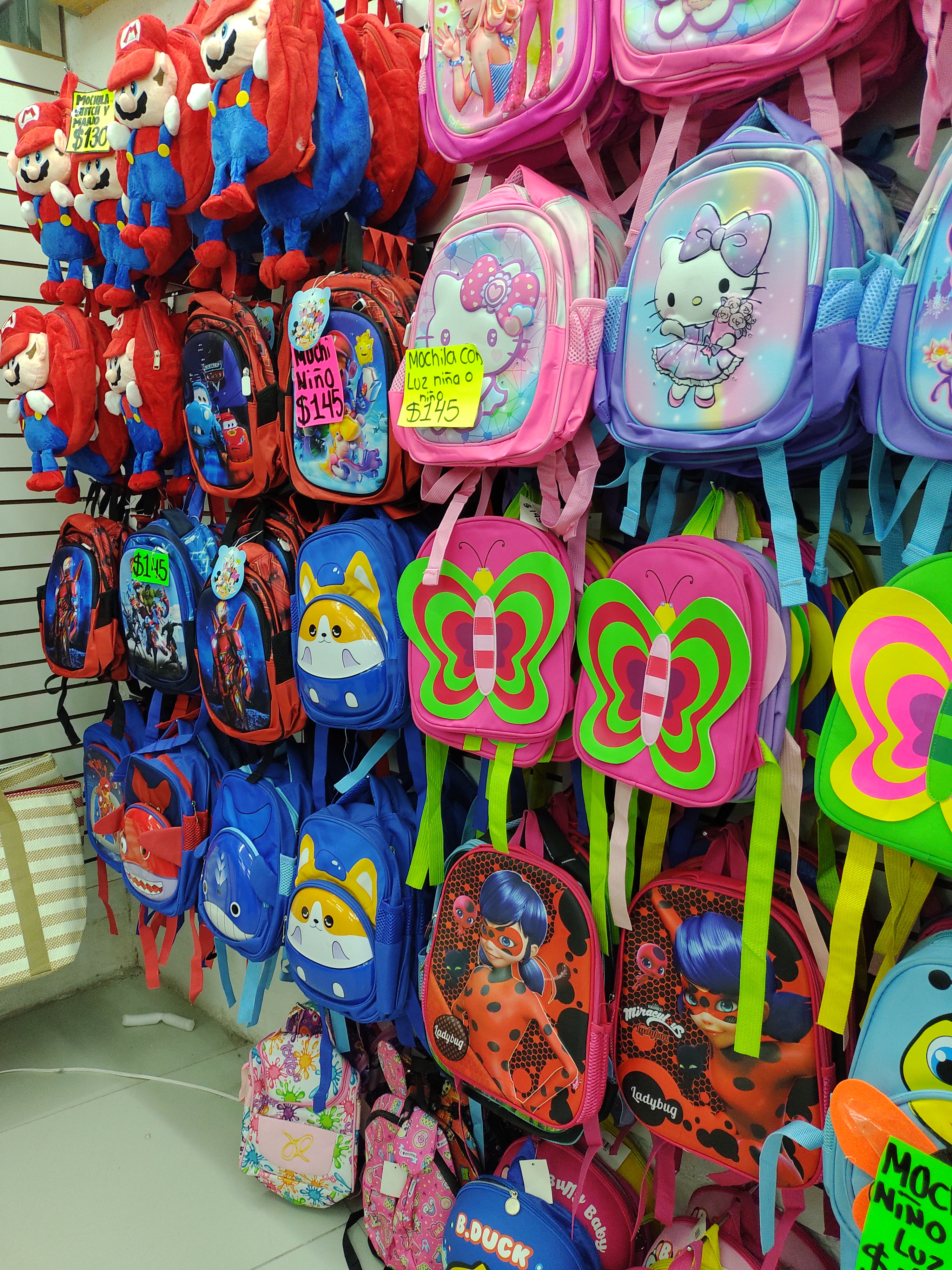 Compiten tiendas chinas por compras de útiles escolares