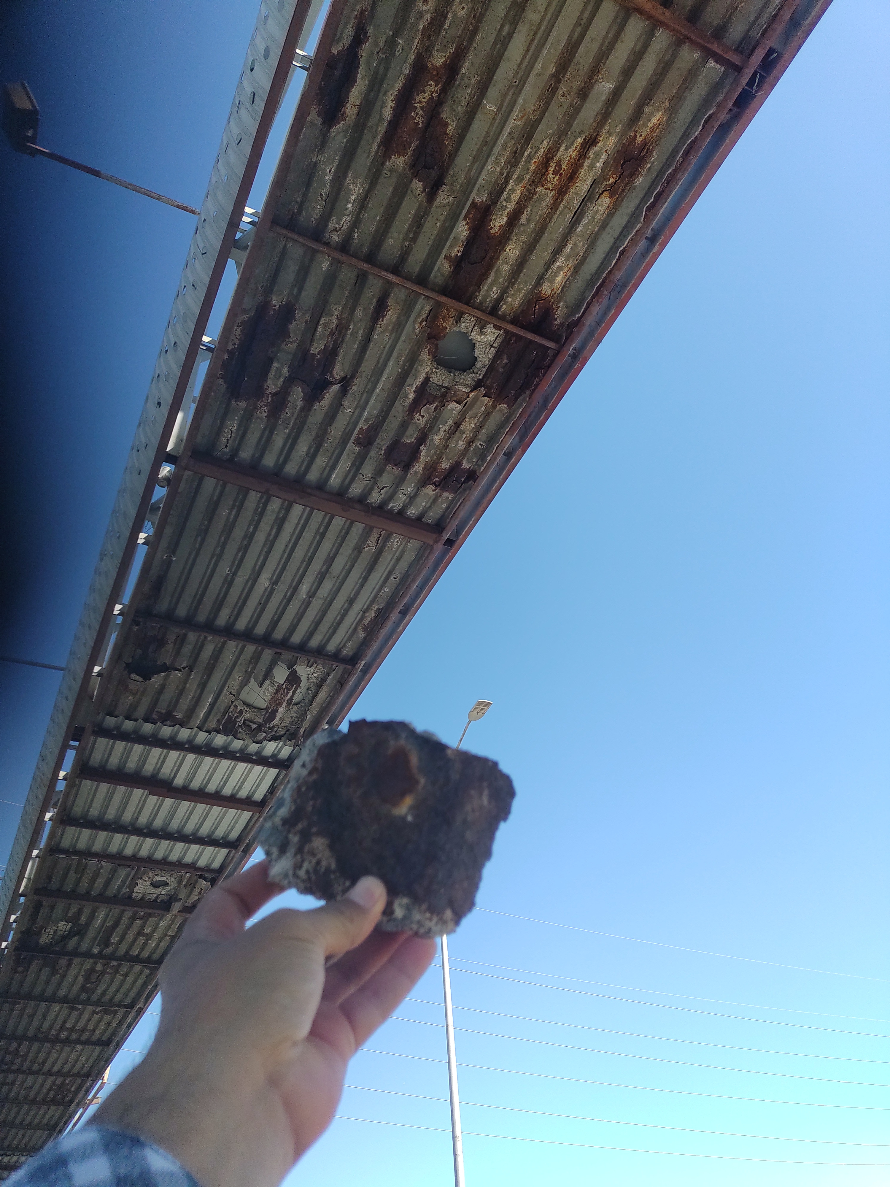 Es evidente daño estructural severo de puente peatonal 