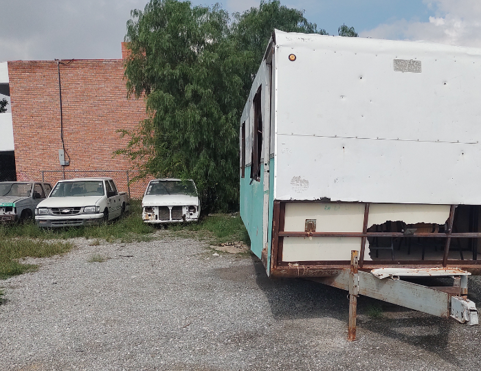 Junto a las aulas móviles, el almacén de la Sedu en Coahuila también tiene varias camionetas deshuesadas.