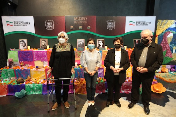 Familiares de Doña Eglantina Gutiérrez Treviño y de Don Manuel Gil Vara presentes en la ceremonia de apertura de la exhibición del altar de muertos.