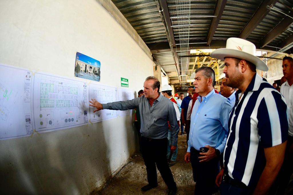 Supervisan la obra el Gobernador, el Alcalde, y el secretario de Infraestructura estatal.