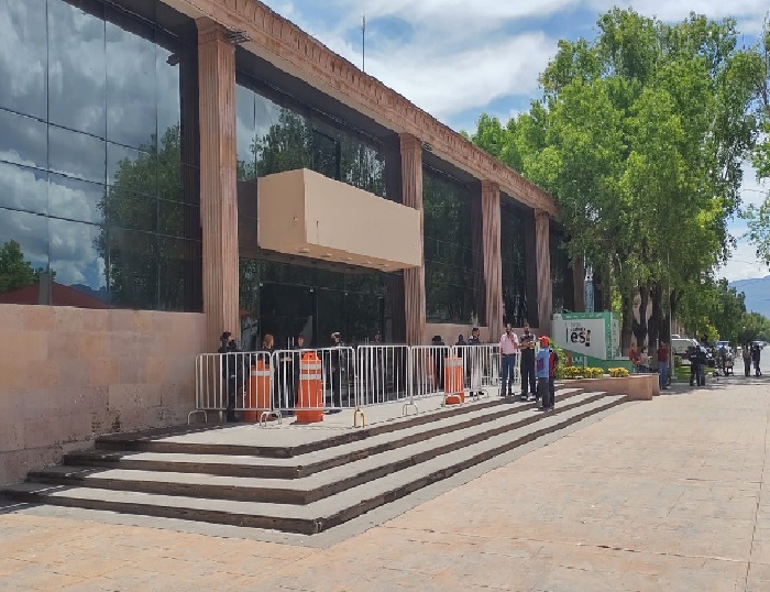 La Sesión de Cabildo que autorizó la sesión se realizó a puerta cerrada y con un bloqueo de agentes a la entrada de la Presidencia Municipal para evitar el ingreso de manifestantes.